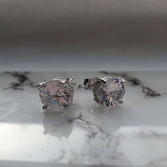 New Elegant Round Cut White Sapphire Stud Earrings - Picture 6 of 7